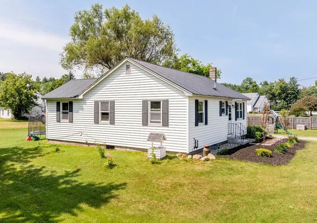 Photo 3 of Single family home for sale at 36 School St, Canaan, NH 03741 | MLS# 5101055 | Listing updated on 2026-07-29