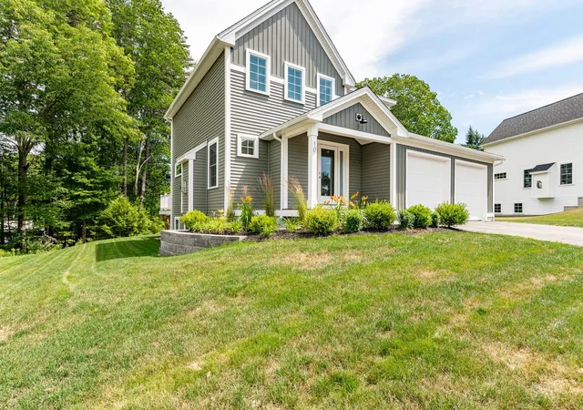 Photo 2 of Single family home for sale at 10 Banner Dr, Dover, NH 03820 | MLS# 5101128 | Listing updated on 2026-07-29
