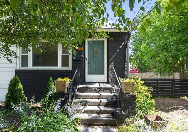 Photo 2 of Single family home for sale at 131 Iroquois Ave, Essex Junction, VT 05452 | MLS# 5101134 | Listing updated on 2026-07-22