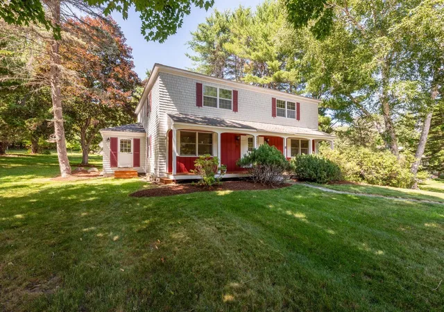 Photo 3 of Single family home for sale at 8 Mirror Lake Dr, Tuftonboro, NH 03853 | MLS# 5101227 | Listing updated on 2026-08-31