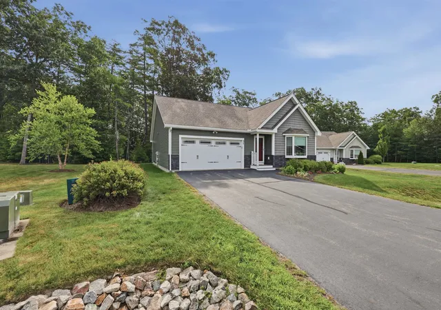 2nd image of 31 Castle Ct #31, Kingston, NH 03848 | MLS# 5101259