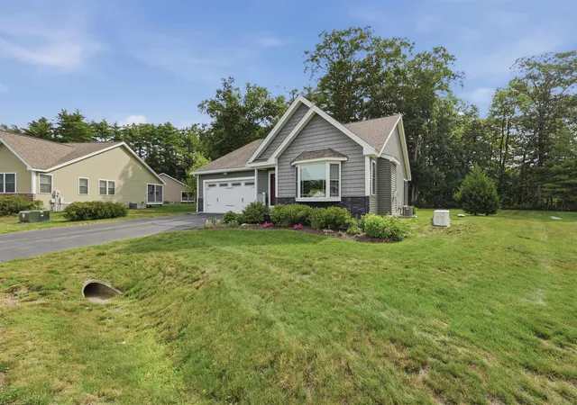 3rd image of 31 Castle Ct #31, Kingston, NH 03848 | MLS# 5101259