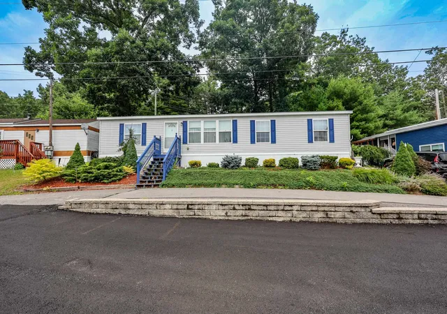 Photo 2 of Manufactured home for sale at 3 Stage Coach Cir, Londonderry, NH 03053 | MLS# 5101324 | Listing updated on 2026-07-24