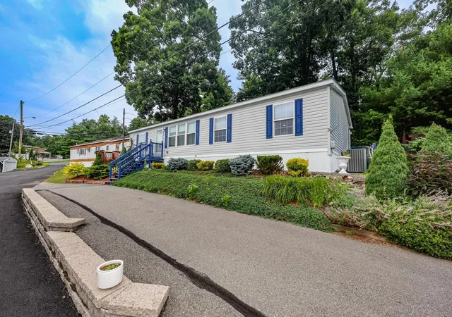Photo 3 of Manufactured home for sale at 3 Stage Coach Cir, Londonderry, NH 03053 | MLS# 5101324 | Listing updated on 2026-07-24