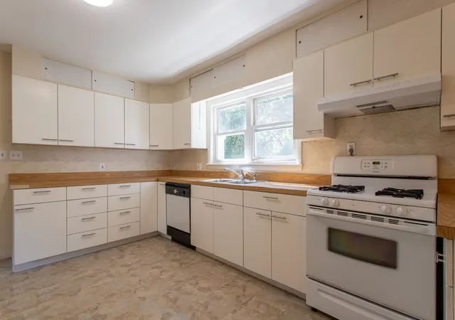 Photo 3 of Single family home for sale at 16 Tuck Rd, Hampton, NH 03842 | MLS# 5101388 | Listing updated on 2026-08-26