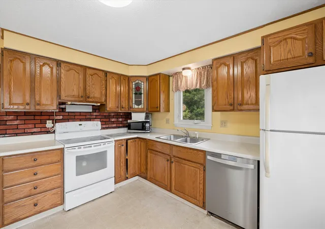 Photo 3 of Single family home for sale at 415 Greeley St, Manchester, NH 03102 | MLS# 5101420 | Listing updated on 2026-09-17