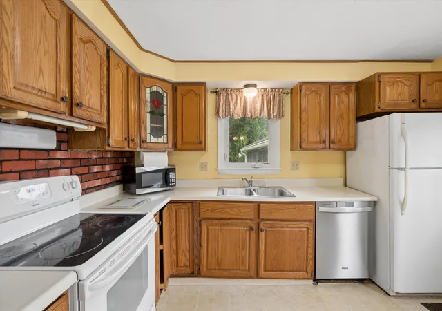 Photo 4 of Single family home for sale at 415 Greeley St, Manchester, NH 03102 | MLS# 5101420 | Listing updated on 2026-09-17