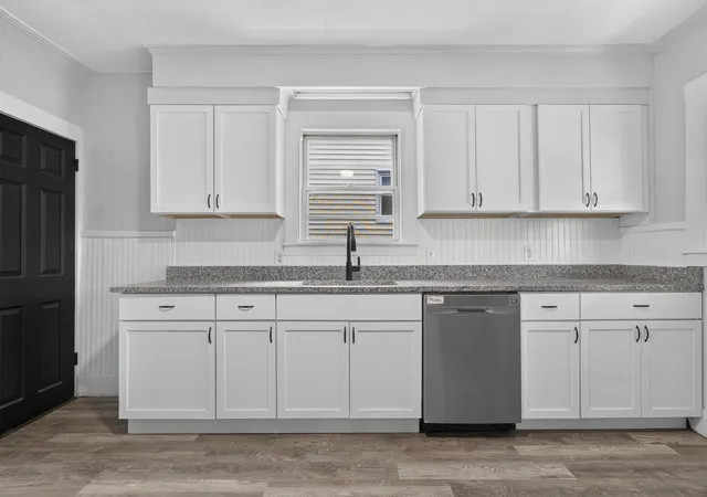 Photo 2 of Single family home for sale at 571 Amherst St, Manchester, NH 03104 | MLS# 5101444 | Listing updated on 2026-09-09