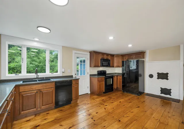 Photo 4 of Single family home for sale at 26 Old Mont Vernon Rd, Amherst, NH 03031 | MLS# 5101479 | Listing updated on 2026-09-15