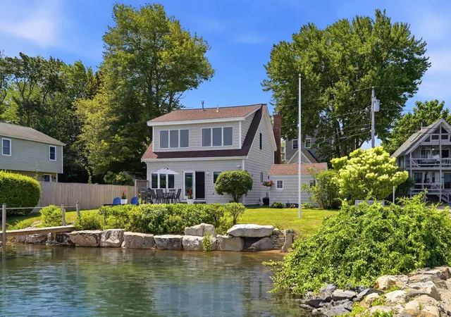 Photo 4 of Sale Pending at 19 Wentworth Ter, Dover, NH 03820 | MLS# 5101706 | Listing updated on 2026-09-24