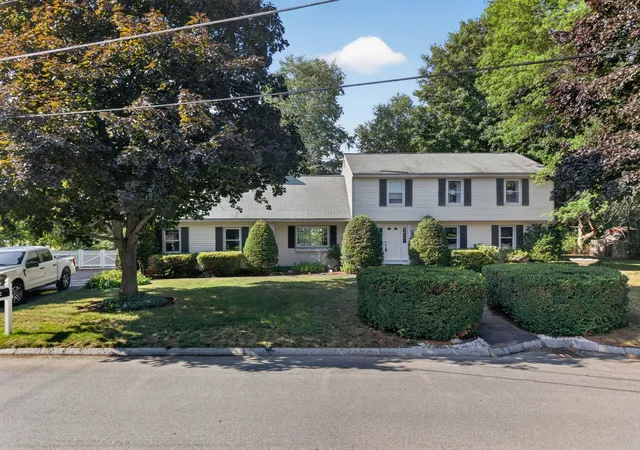 Photo 3 of Sale Pending at 2 Queensway Cir, Nashua, NH 03062 | MLS# 5101819 | Listing updated on 2026-09-14