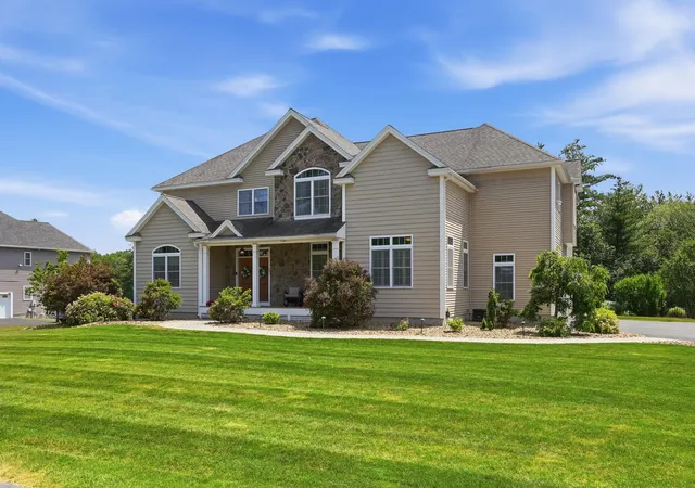 Photo 3 of Sale Pending at 28 Lamplighter Ln, Salem, NH 03079 | MLS# 5102208 | Listing updated on 2026-09-15