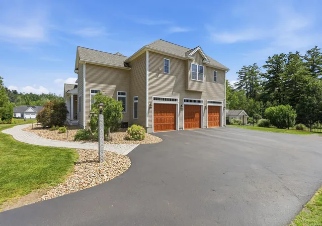 Photo 3 of Sale Pending at 28 Lamplighter Ln, Salem, NH 03079 | MLS# 5102208 | Listing updated on 2026-09-15
