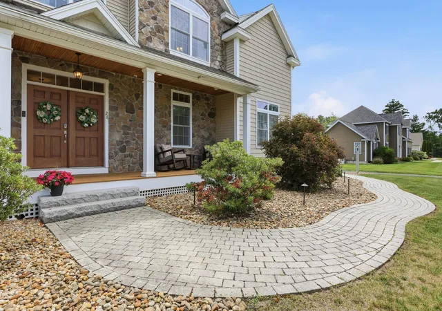 Photo 4 of Sale Pending at 28 Lamplighter Ln, Salem, NH 03079 | MLS# 5102208 | Listing updated on 2026-09-15