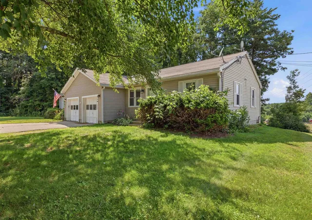 3rd image of 302 Black Hall Rd, Epsom, NH 03234 | MLS# 5102283