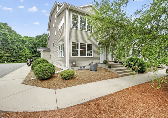 1st image of 19 Steeple Chase Dr, Hampstead, NH 03841 | MLS# 5102422