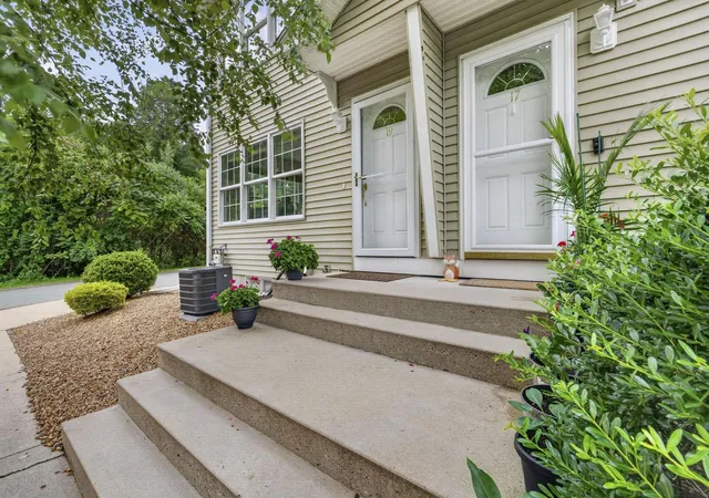 2nd image of 19 Steeple Chase Dr, Hampstead, NH 03841 | MLS# 5102422