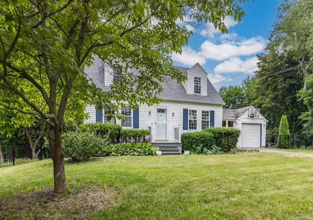 2nd image of 19 Winnicutt Rd, Stratham, NH 03885 | MLS# 5102509