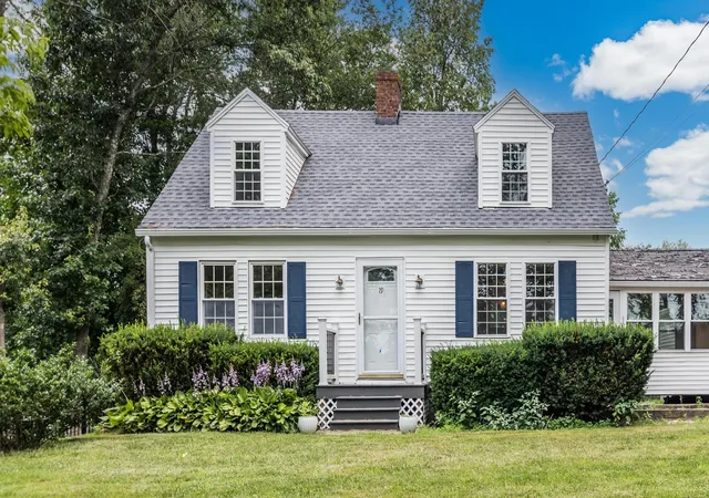 3rd image of 19 Winnicutt Rd, Stratham, NH 03885 | MLS# 5102509