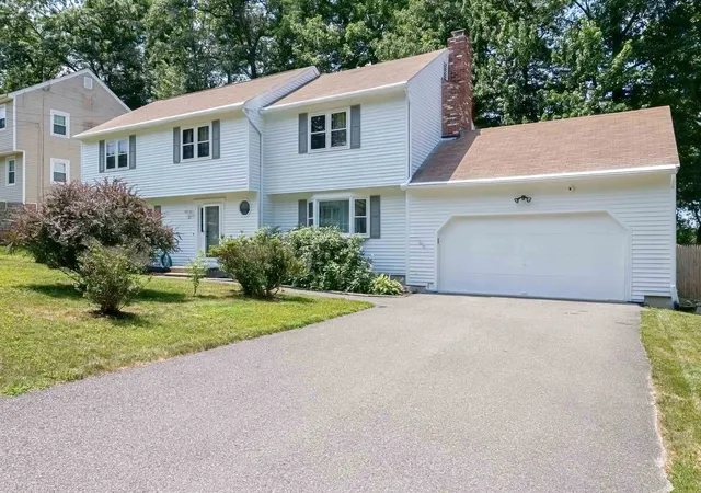 Photo 3 of Single family home for sale at 21 Clearview Dr, Nashua, NH 03062 | MLS# 5102588 | Listing updated on 2026-08-30