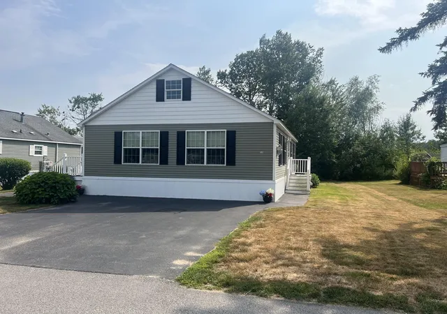 Photo 3 of Single family home for sale at 139 Bluefish Blvd, Portsmouth, NH 03801 | MLS# 5102808 | Listing updated on 2026-10-08