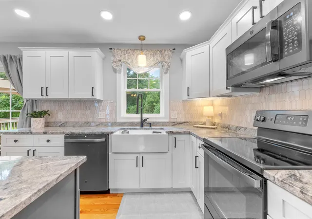 3rd image of 10 Meghan Dr, Sandown, NH 03873 | MLS# 5103170