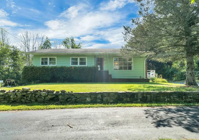 Photo 2 of Single family home for sale at 15 Tuttle Ln, Greenland, NH 03840 | MLS# 5103203 | Listing updated on 2026-10-02
