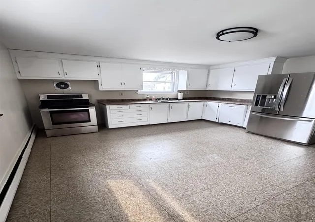 Photo 4 of Single family home for sale at 542 Merrimack St, Manchester, NH 03103 | MLS# 5103227 | Listing updated on 2026-08-04