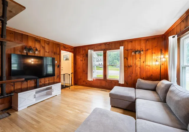 3rd image of 493 Sunapee St, Newport, NH 03773 | MLS# 5103285