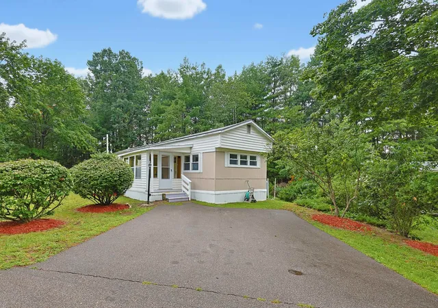 2nd image of 49 Ridgefield Dr, Nashua, NH 03062 | MLS# 5103298
