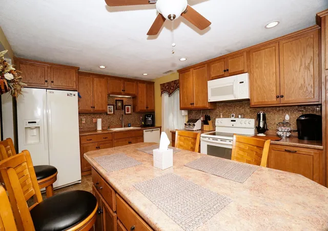 Photo 3 of Condo for sale at 168 Coburn Woods Ave, Nashua, NH 03063 | MLS# 5103321 | Listing updated on 2026-09-16