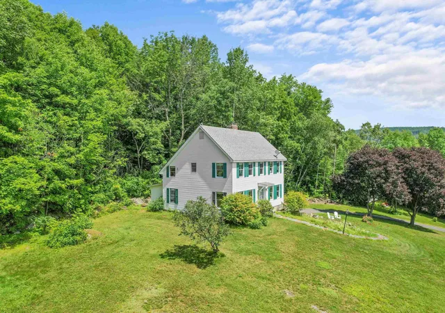 Photo 3 of Single family home for sale at 470 Maple St, Saint Johnsbury, VT 05819 | MLS# 5103402 | Listing updated on 2026-09-04