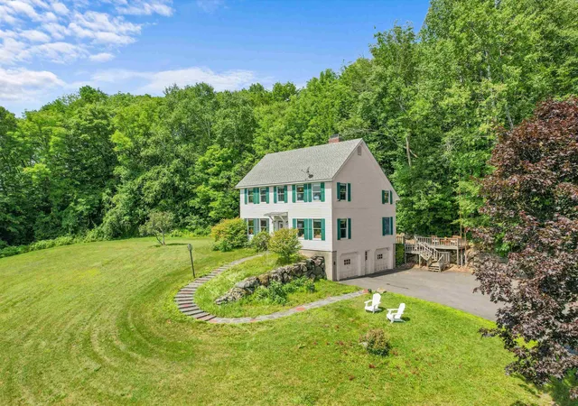 Photo 4 of Single family home for sale at 470 Maple St, Saint Johnsbury, VT 05819 | MLS# 5103402 | Listing updated on 2026-09-04