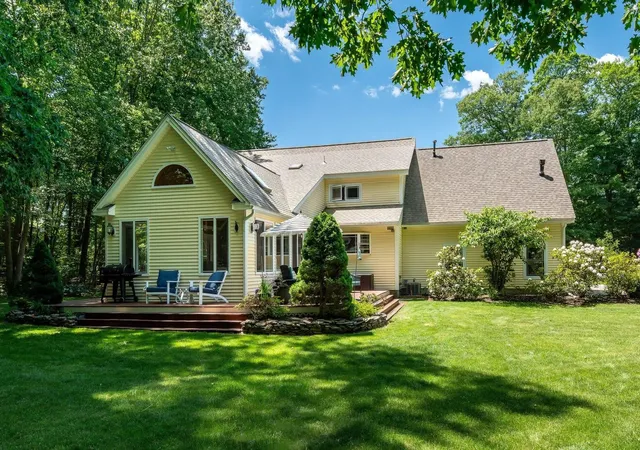 Photo 2 of Single family home for sale at 4 Jane Appleton Wy, Hampton, NH 03842 | MLS# 5103468 | Listing updated on 2026-09-01