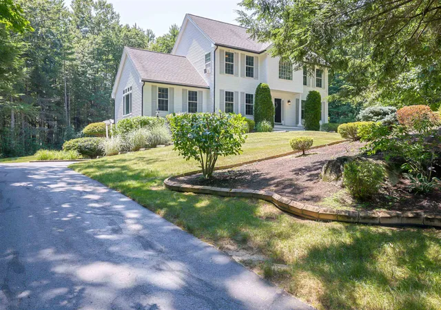 2nd image of 14 Meadow Brook Xing, Sandown, NH 03873 | MLS# 5103516