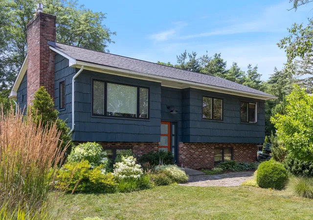 Single family home for sale at 148 Stokes Ln, Shelburne, VT 05482 | MLS# 5103535