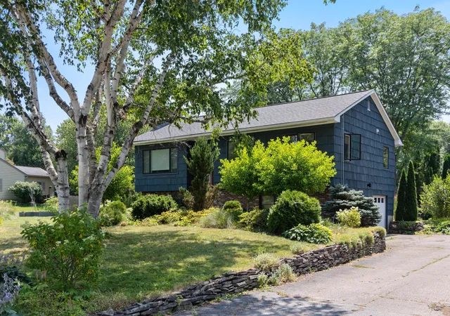 Photo 2 of Single family home for sale at 148 Stokes Ln, Shelburne, VT 05482 | MLS# 5103535 | Listing updated on 2026-08-05