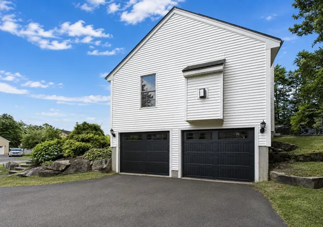 Photo 3 of Single family home for sale at 25 Jessica Dr, Merrimack, NH 03054 | MLS# 5103558 | Listing updated on 2026-08-25