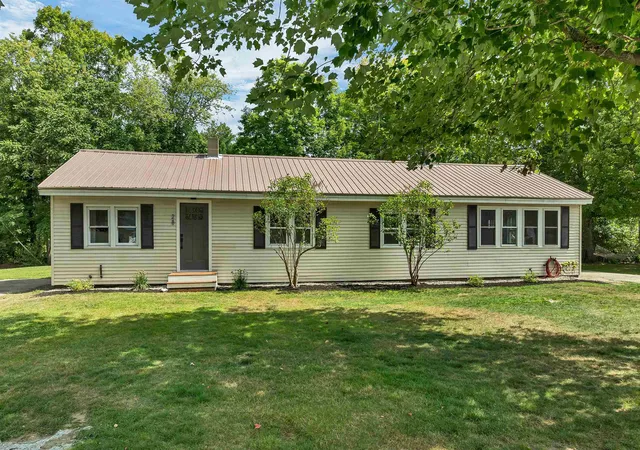 Photo 2 of Single family home for sale at 28 Mount Vernon St, Farmington, NH 03835 | MLS# 5103606 | Listing updated on 2026-09-18