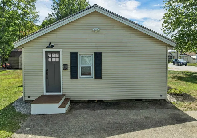 Photo 3 of Single family home for sale at 28 Mount Vernon St, Farmington, NH 03835 | MLS# 5103606 | Listing updated on 2026-09-18