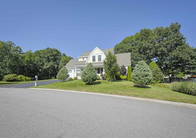 Photo 3 of Single family home for sale at 10 Hilliard Dr, Hampton, NH 03842 | MLS# 5103637 | Listing updated on 2026-09-15