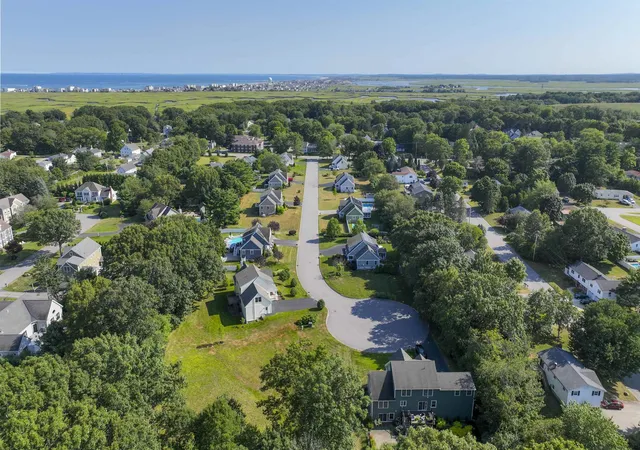 Photo 3 of Single family home for sale at 10 Hilliard Dr, Hampton, NH 03842 | MLS# 5103637 | Listing updated on 2026-09-25