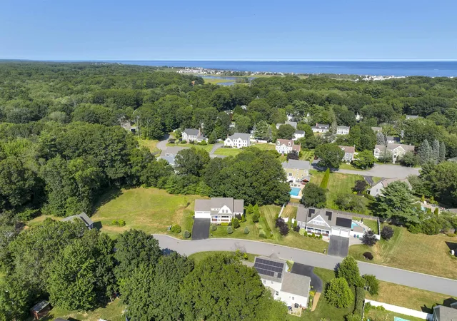 Photo 4 of Single family home for sale at 10 Hilliard Dr, Hampton, NH 03842 | MLS# 5103637 | Listing updated on 2026-09-25