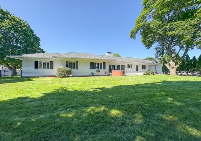 Photo 2 of Single family home for sale at 14 Chelsea Ct, Nashua, NH 03062 | MLS# 5103774 | Listing updated on 2026-09-16