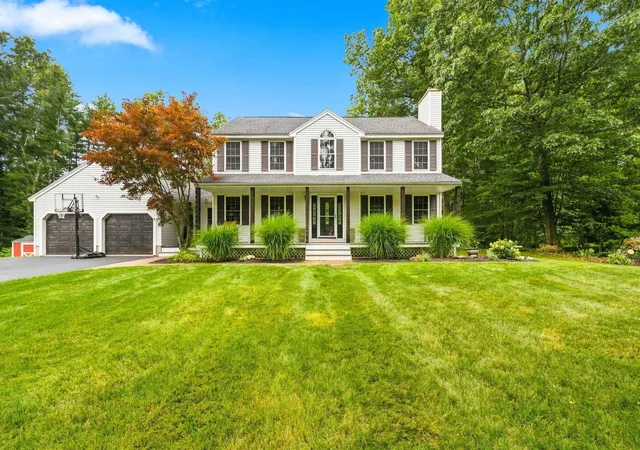Photo 1 of Single family home for sale at 16 Crestwood Dr, Hudson, NH 03051 | MLS# 5103820 | Listing updated on 2026-08-07