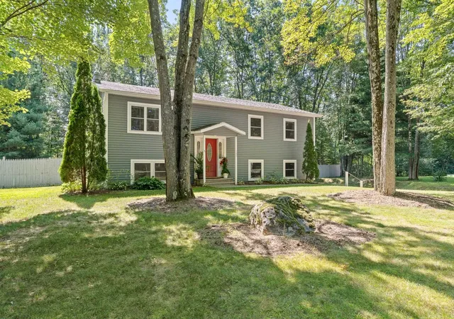 Photo 1 of Single family home for sale at 142 Oak Cir, Colchester, VT 05446 | MLS# 5103861 | Listing updated on 2026-08-30