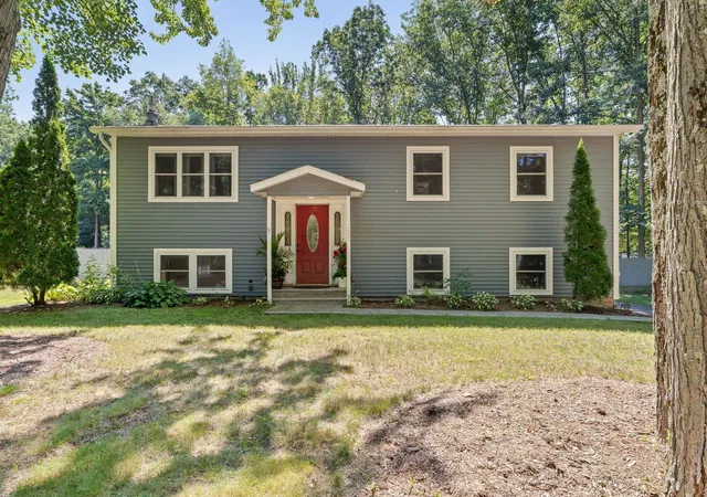 Photo 2 of Single family home for sale at 142 Oak Cir, Colchester, VT 05446 | MLS# 5103861 | Listing updated on 2026-08-30