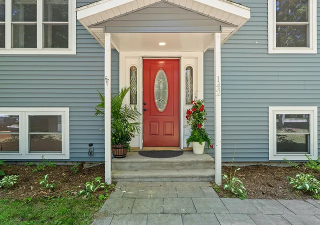 Photo 3 of Single family home for sale at 142 Oak Cir, Colchester, VT 05446 | MLS# 5103861 | Listing updated on 2026-08-30