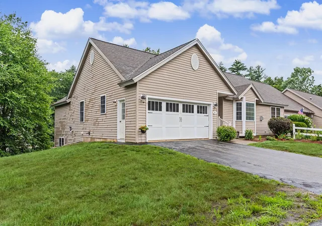 Photo 2 of Townhouse for sale at 6 Aspen Dr, East Hampstead, NH 03826 | MLS# 5103889 | Listing updated on 2026-10-06