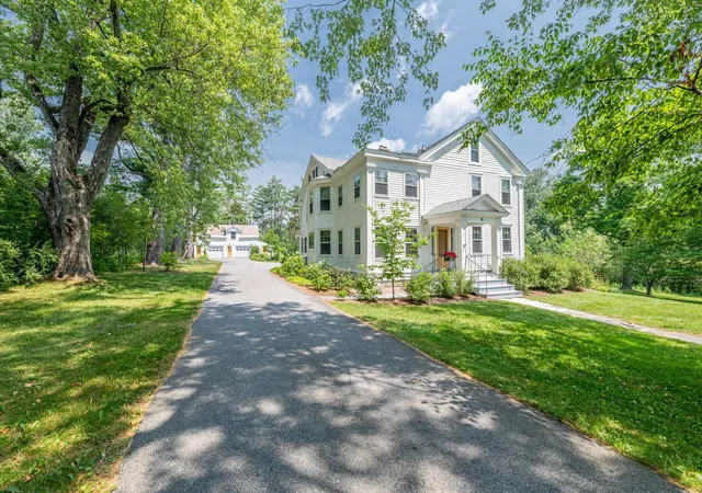 Single family home for sale at 212 Taconic Rd, Manchester, VT 05254 | MLS# 5104124